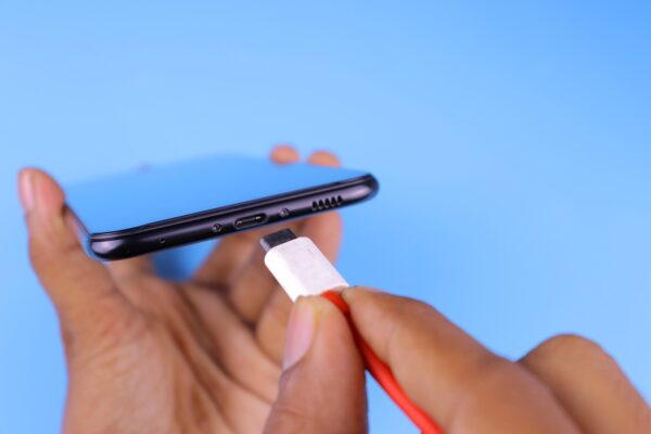 মোবাইলের চার্জ শেষ? যে ৫টি অজানা কারণ আপনি জানেন না